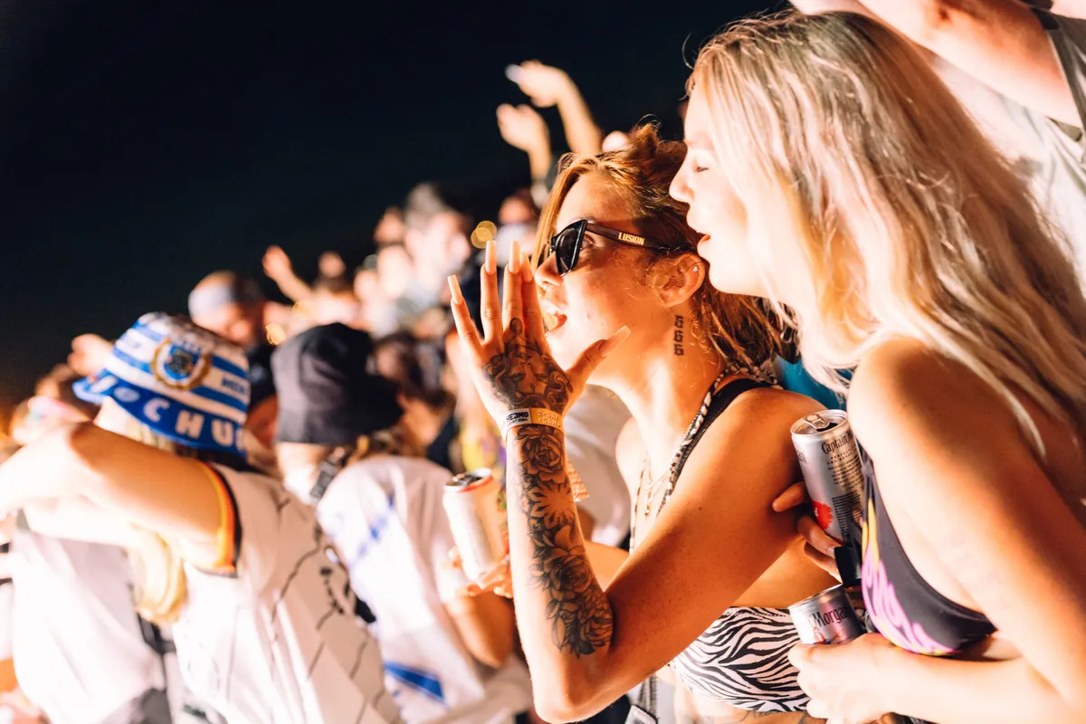 Deejay Plus beim Festival mit Publikum und DJ-Equipment.